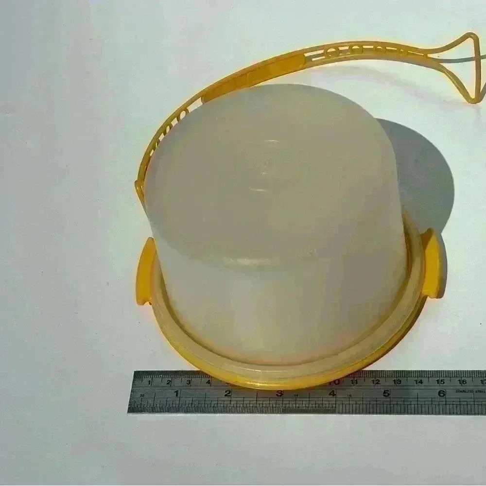 Cutest Tupperware Toy mini cake-taker complete with lid and handle - Picture 5 of 6